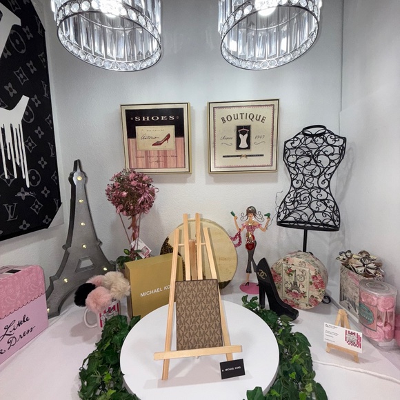 MICHAEL KORS MONOGRAM WALLET! - Picture 6 of 16